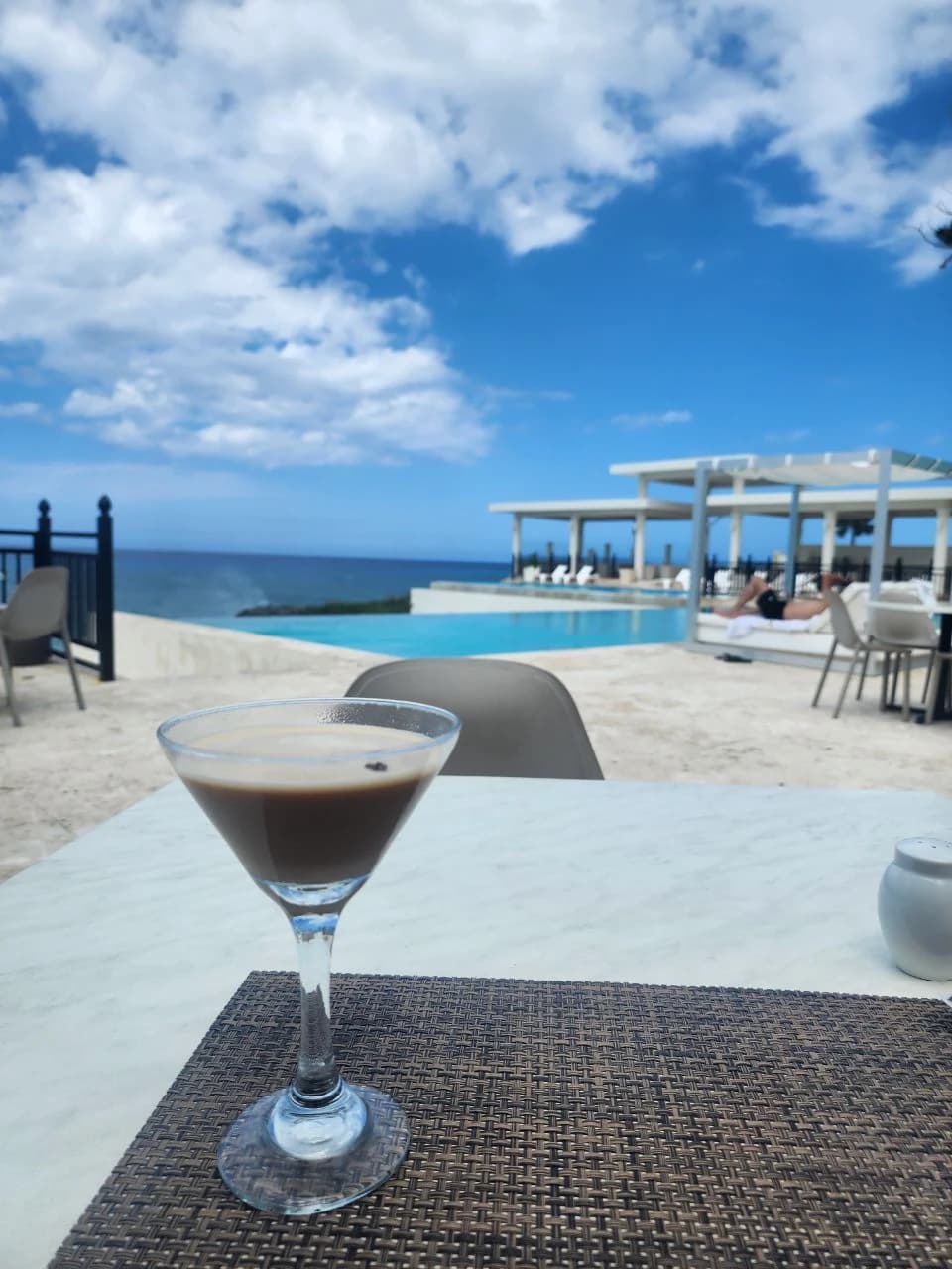 Espresso martini servi devant l’océan